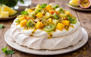 pavlova-meringue-fruits-exotiques-table