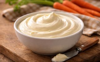 bol-glacage-spatule-carottes-nappe