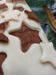 Bûche de Noël chocolat blanc, pommes, pistaches sans gluten et sans lactose